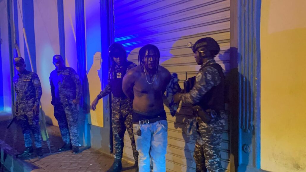 Denuncia ciudadano sufre "abuso policial" en plena vía de Santiago