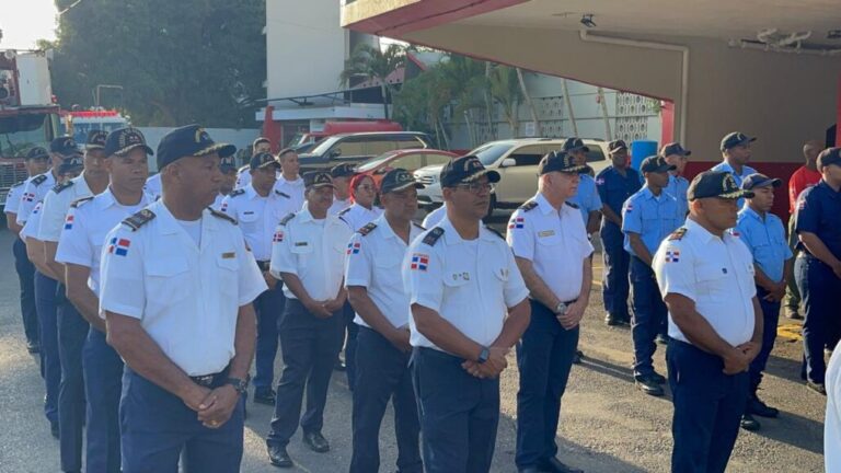 Bomberos de Santiago celebran 131 años con diversas actividades en su día