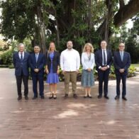 Histórica foto en el árbol de higo de las autoridades participantes en EuroClima con sede en la República Dominicana. Encabezan este cónclave, de izquierda a derecha, Antonio Pérez-Hernández Torra, embajador de España en República Dominicana; Alexis Cruz, máxima autoridad del Ministerio de Economía, Planificación y Desarrollo; Maike Friedrichsen, embajadora de Alemania en República Dominicana; Paíno Henríquez, ministro de Medio Ambiente y Recursos Naturales; Katja Afheldt, embajadora de la Unión Europea en República Dominicana; Felice Zaccheo, jefe de la unidad de Programas Regionales para América Latina y el Caribe, DG-INTPA, Unión Europea, y Max Puig, vicepresidente ejecutivo del Consejo Nacional para el Cambio Climático y Mecanismo de Desarrollo Limpio.