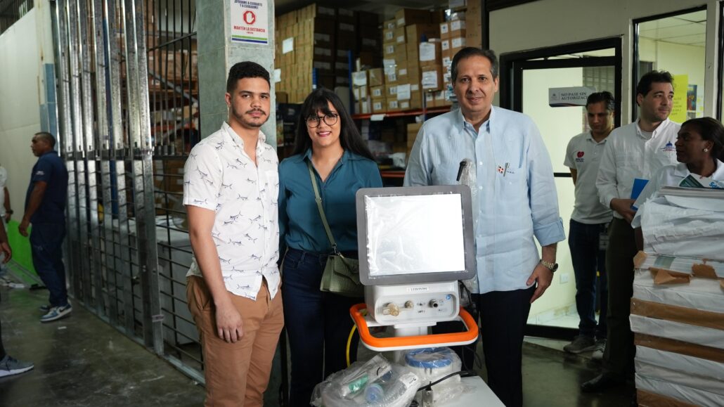 ¡Enhorabuena! Ministro Víctor Atallah entrega a padres de niño con "enfermedad rara" equipos médicos