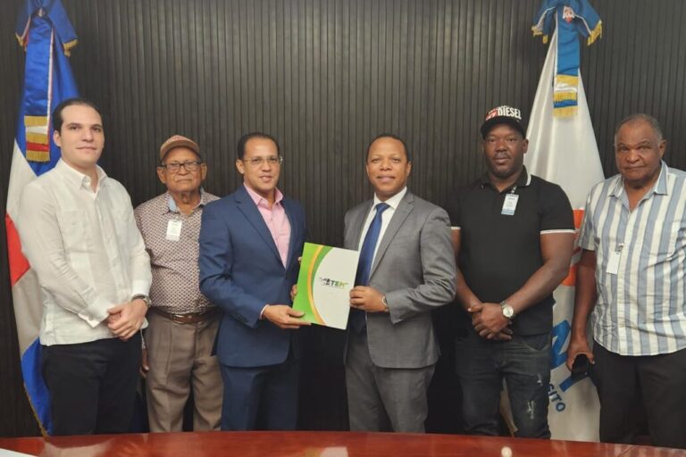 Fenacho entrega a Intrant proyecto sobre electromovilidad para inserción de autobuses eléctricos en el GSD