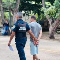 Arrestan hombre tras persecución policial por robo en banca en Santiago