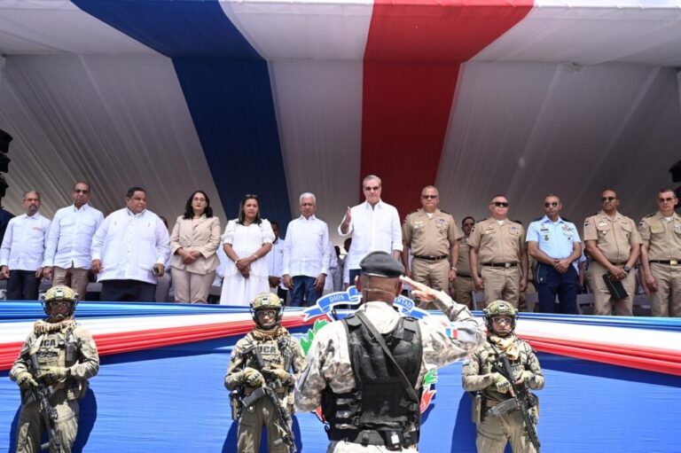 Presidente Abinader encabeza desfile militar en Azua 6 | Noticias de hoy en República Dominicana Presidente Abinader encabeza desfile militar en Azua