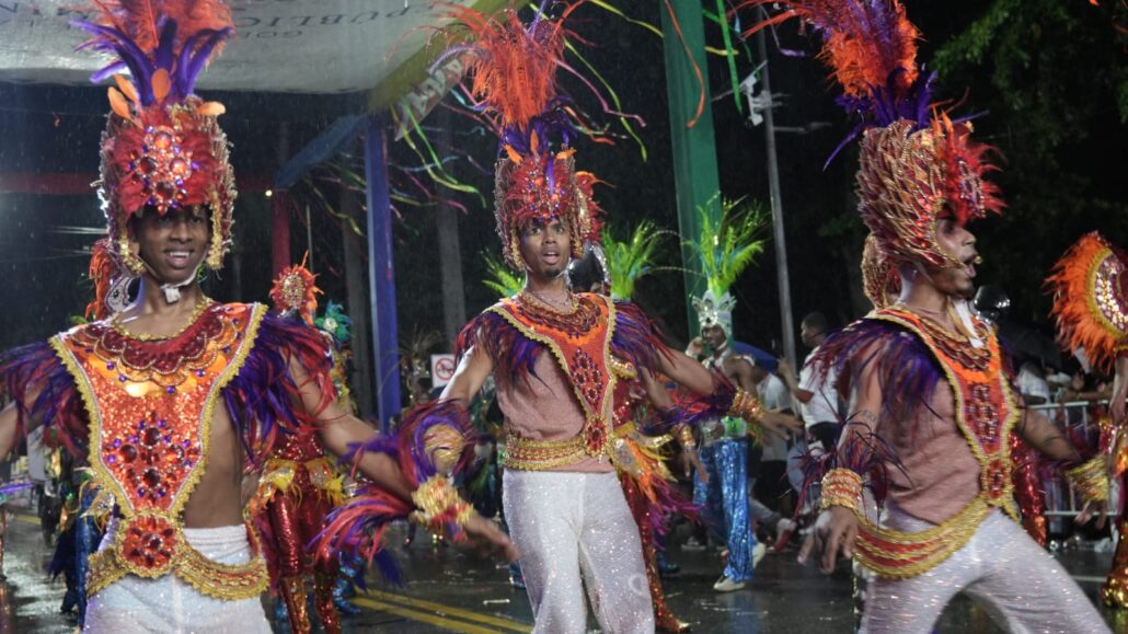 ¡La lluvia no para la fiesta! Pese a las intensas lluvias, comparsas continúan su recorrido en el Desfile Nacional de Carnaval