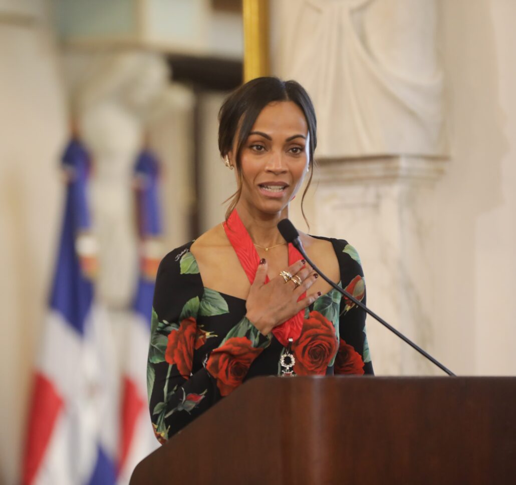 Zoé Saldaña es condecorada por el Presidente Luis Abinader