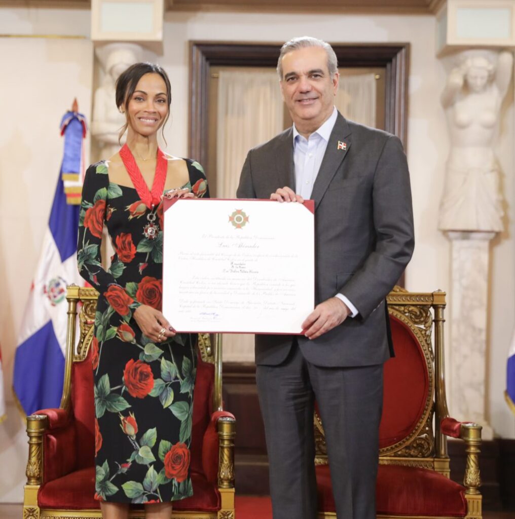 Zoé Saldaña es condecorada por Luis Abinader