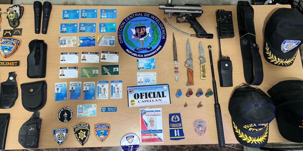 Autoridades incautan más de 7 libras de marihuana, un revólver y pertrechos militares en allanamientos en Santiago