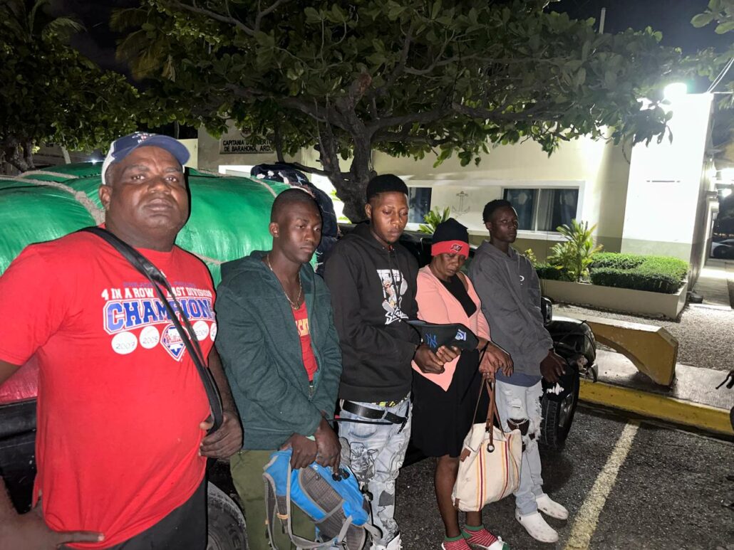 DGM apresa dos dominicanos sorprendidos trasladando haitianos indocumentados