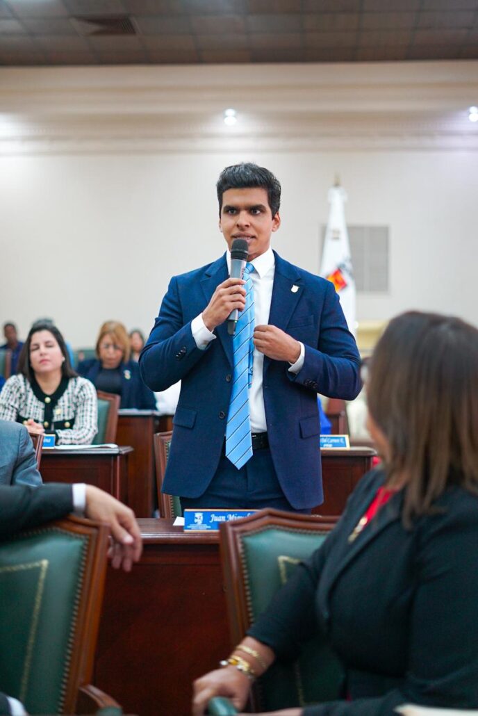 Regidor propone publicar alertas de desaparecidos en pantallas digitales del DN
