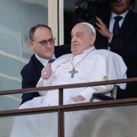 El papa abandona el hospital, tras reaparecer en público y condenar los bombardeos en Gaza