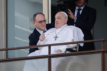 El papa abandona el hospital, tras reaparecer en público y condenar los bombardeos en Gaza