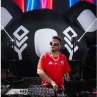 Durante su set, el productor colombiano invitó al escenario a algunos de los talentos más importantes de la nueva generación del reggaetón chileno, incluyendo a Jere Klein, Kid Voodoo y Lucky Brown, quienes hicieron vibrar al público con colaboraciones inolvidables.