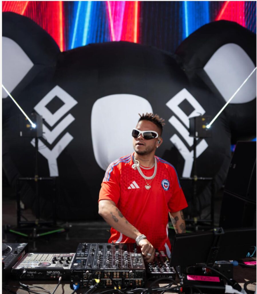 Durante su set, el productor colombiano invitó al escenario a algunos de los talentos más importantes de la nueva generación del reggaetón chileno, incluyendo a Jere Klein, Kid Voodoo y Lucky Brown, quienes hicieron vibrar al público con colaboraciones inolvidables.