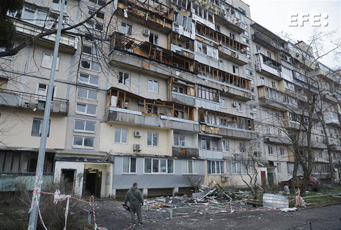 Rusia lanza un masivo ataque nocturno contra Kiev y mata al menos tres personas