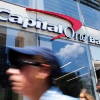 La empresa de Trump y otras afiliadas demandan al banco Capital One por cerrar sus cuentas