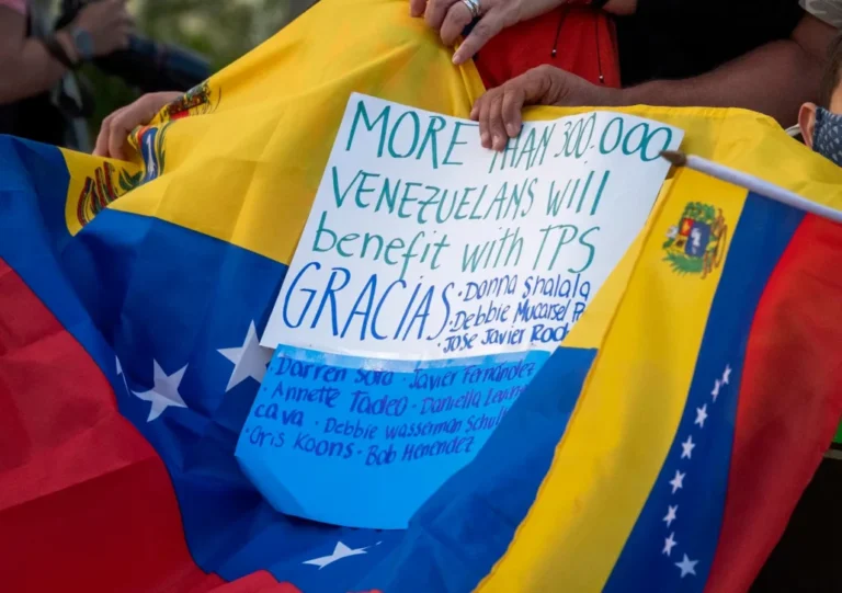 Venezolanos y haitianos piden a juez de EEUU suspender la orden de Trump de acabar el TPS