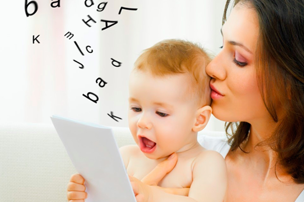 ¿Por qué los bebés dicen primero papá antes que mamá? Pediatra lo explica