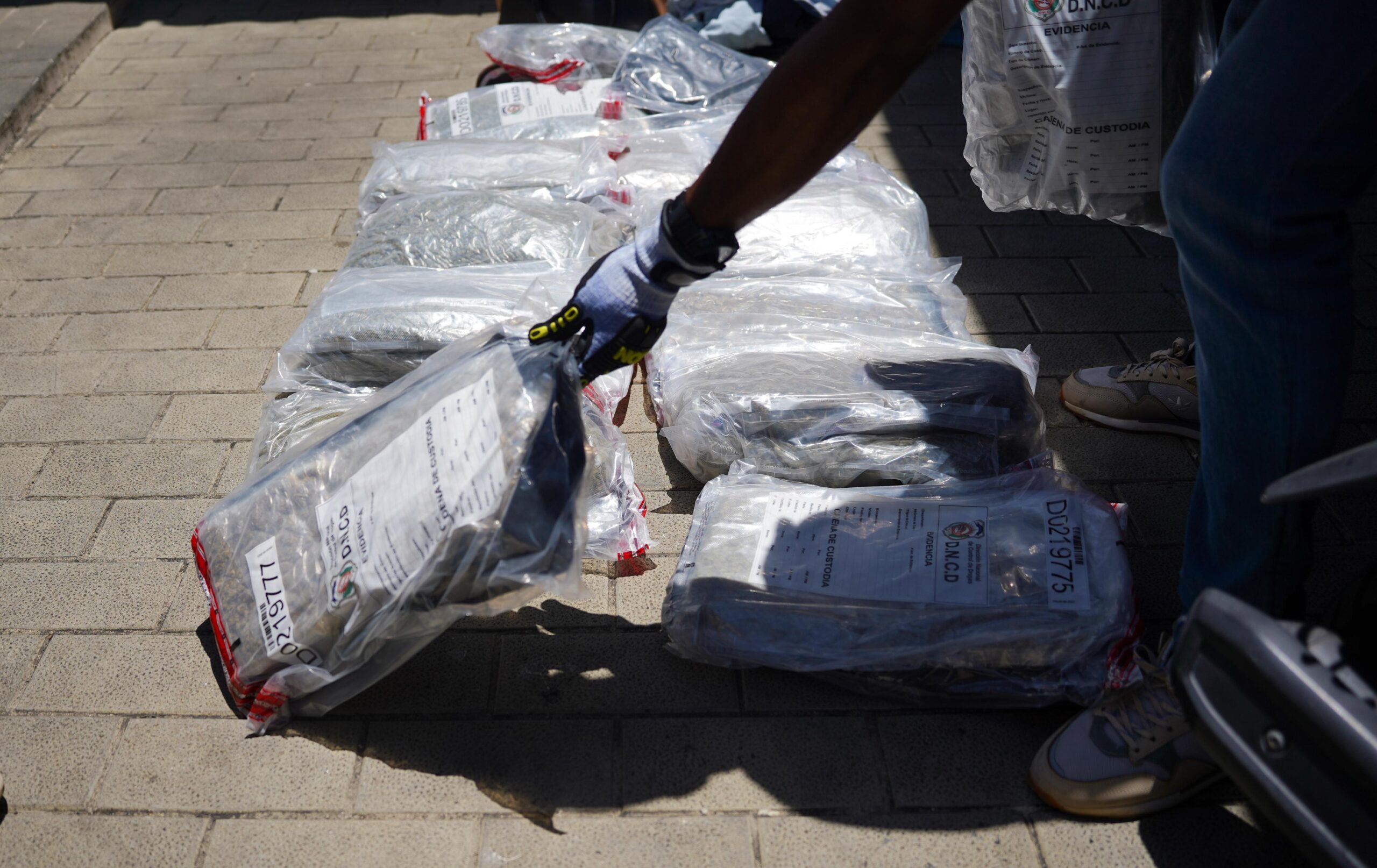 Apresan hombre y confiscan otros 28 paquetes de marihuana en puerto de Haina Oriental