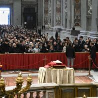 El Vaticano se prepara para un multitudinario adiós al papa entre fieles y autoridades