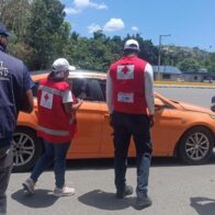 Cruz Roja SDO refuerza la seguridad vial con entrega de botiquines en peajes de la autopista 6 de Noviembre