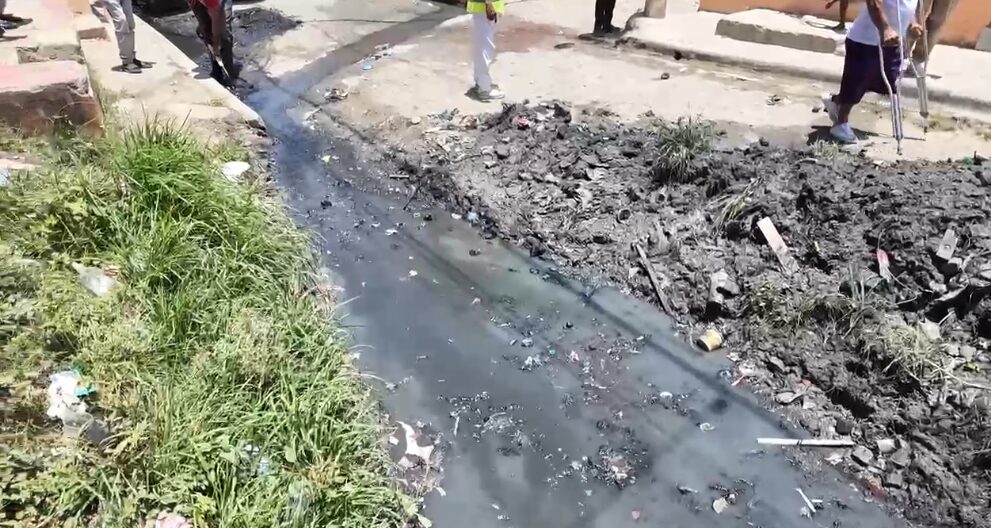 Alcaldía de SDN interviene cañada en El Manguito
