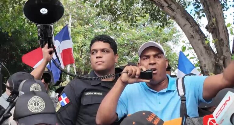 Antigua Orden se concentra en el Parque Independencia para contrarrestar supuesta marcha de haitianos