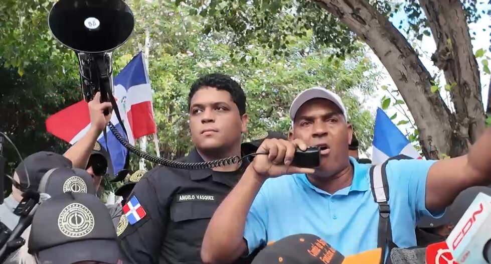 Antigua Orden se concentra en el Parque Independencia para contrarrestar supuesta marcha de haitianos