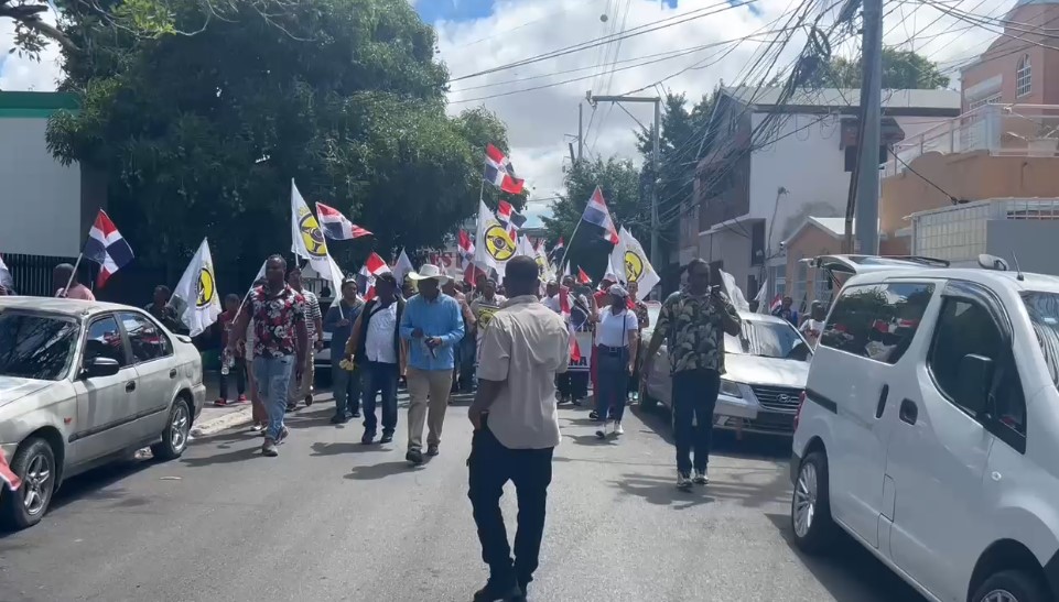 Gremios del transporte marchan en respaldo a medidas migratorias