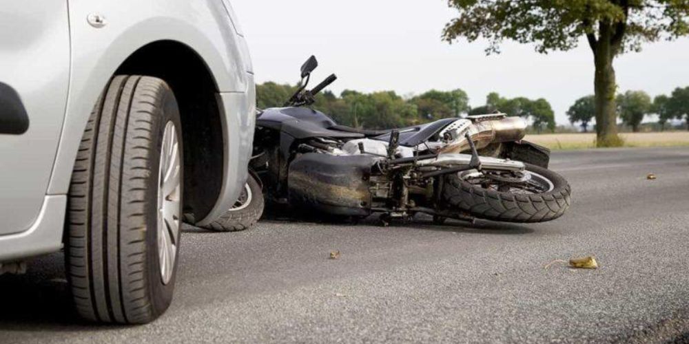 Joven muere tras ser impactado por vehículo a alta velocidad en La Romana