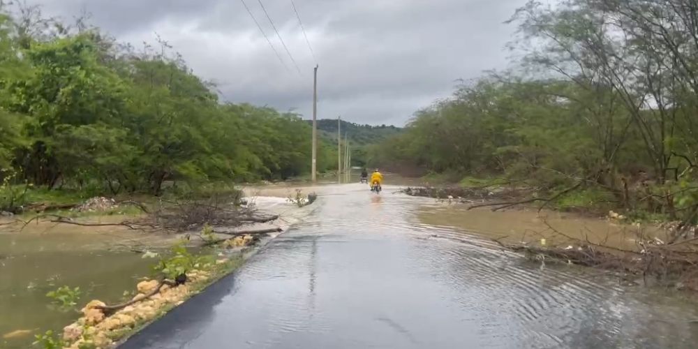 Comunidad de Mozobí incomunicada tras desbordamiento de ríos en Montellano, Puerto Plata