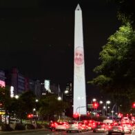 Buenos Aires se ilumina de amarillo y blanco en homenaje a Francisco