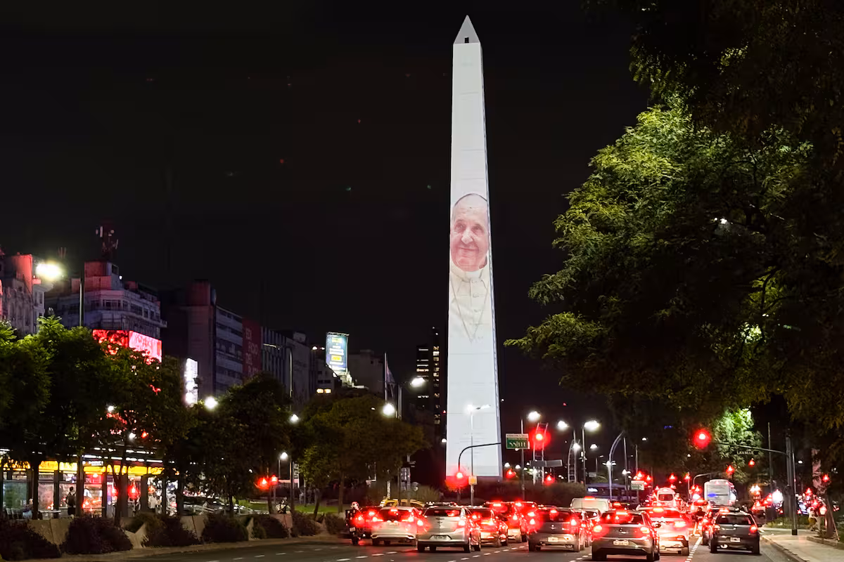 Buenos Aires se ilumina de amarillo y blanco en homenaje a Francisco