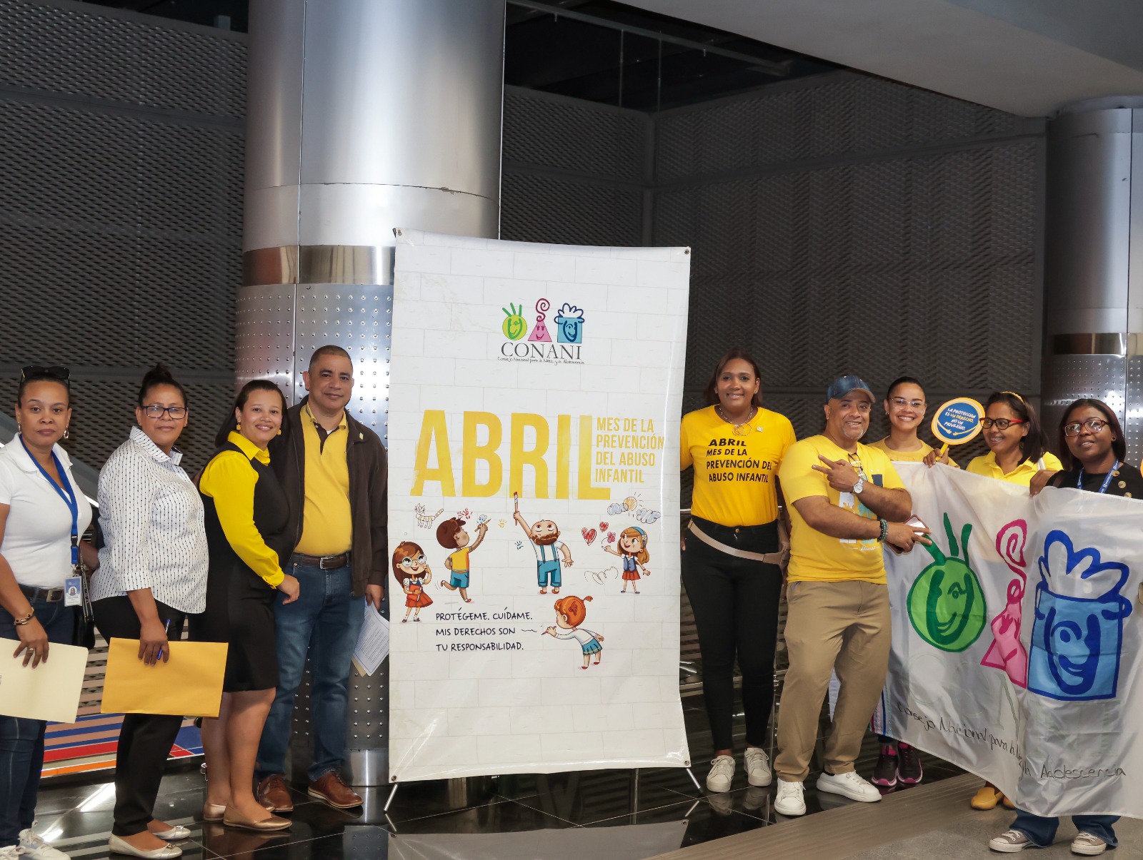 CONANI cierra «Mes de la Prevención del Abuso Infantil» con parada artística; reafirma compromiso con protección de los niños