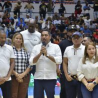 Ministro Kelvin Cruz aporta un millón de pesos para el TBS La Romana 2025