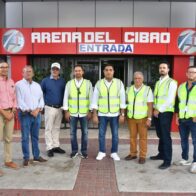 Ministro Kelvin Cruz realiza evaluación del techo de La Gran Arena del Cibao