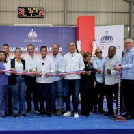 Kelvin Cruz entrega remozado multiuso de San José de los Llanos en SPM