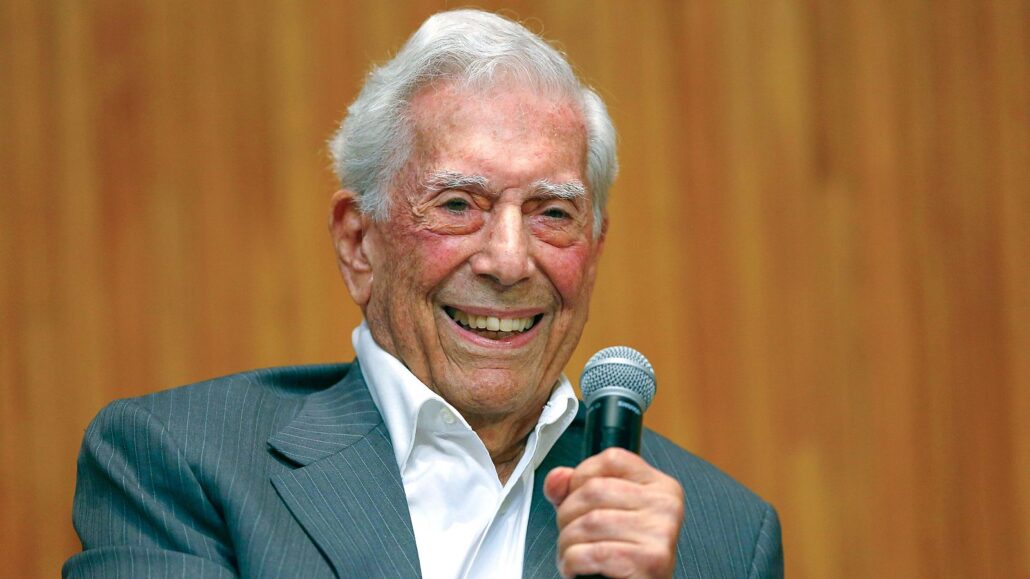 Mario Vargas Llosa: Biografía del Nobel de Literatura, figura del boom latinoamericano y defensor de la libertad