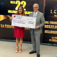 LEIDSA entrega 22 millones a enfermera ganadora del Loto