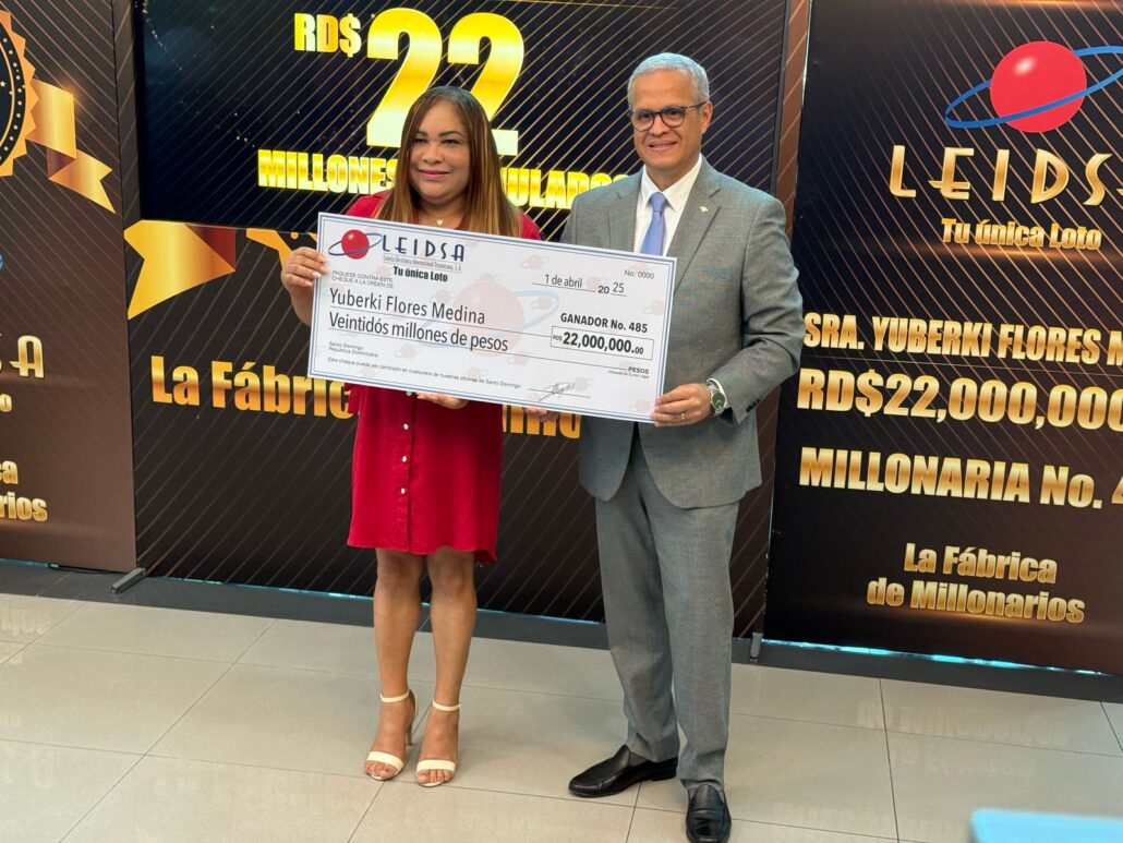 LEIDSA entrega 22 millones a enfermera ganadora del Loto