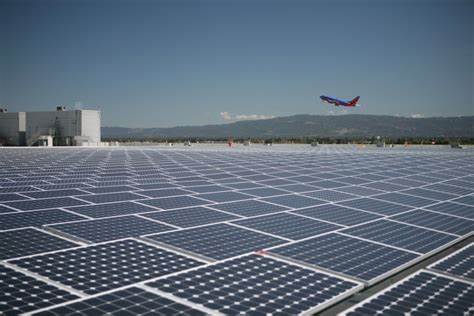 El aeropuerto internacional de Puerto Rico instala placas solares ante crisis de energía