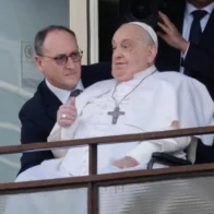 El papa continúa mejorando mientras sigue su 'aislamiento' en Santa Marta