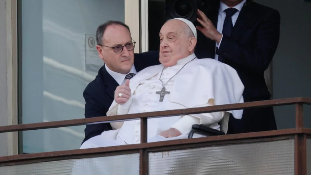 El papa continúa mejorando mientras sigue su 'aislamiento' en Santa Marta