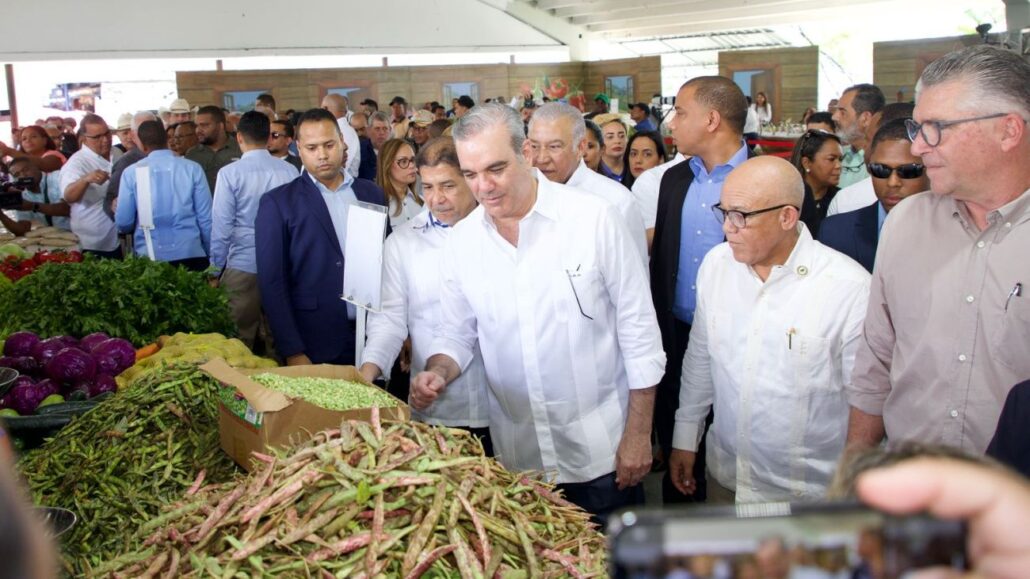 Presidente Abinader extenderá mercado de productores del Inespre