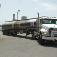 Tanquero transportando combustible.