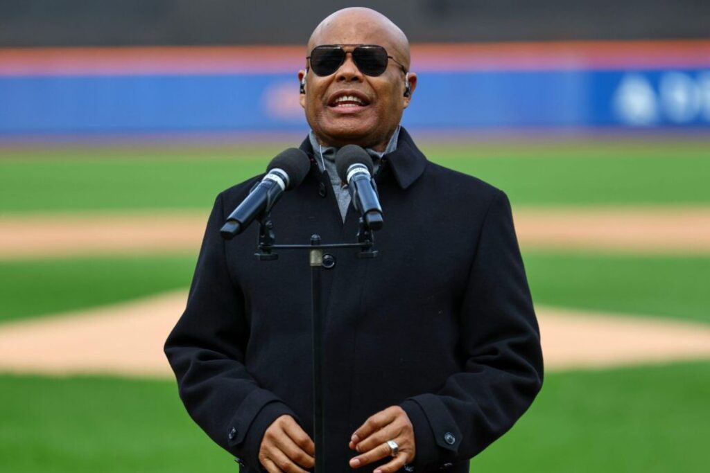 Rubby Pérez cantando el himno nacional dominicano