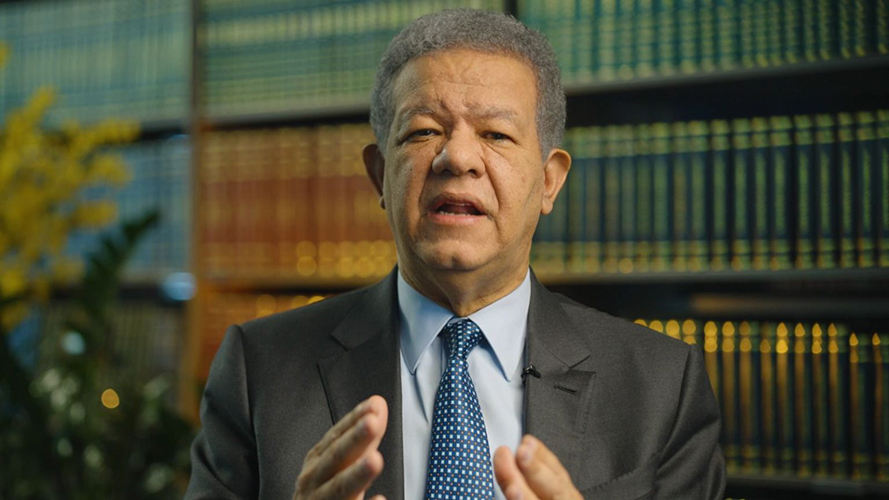 Leonel Fernández expresa solidaridad con víctimas de la tragedia del Jet Set y agradece labor de rescatistas