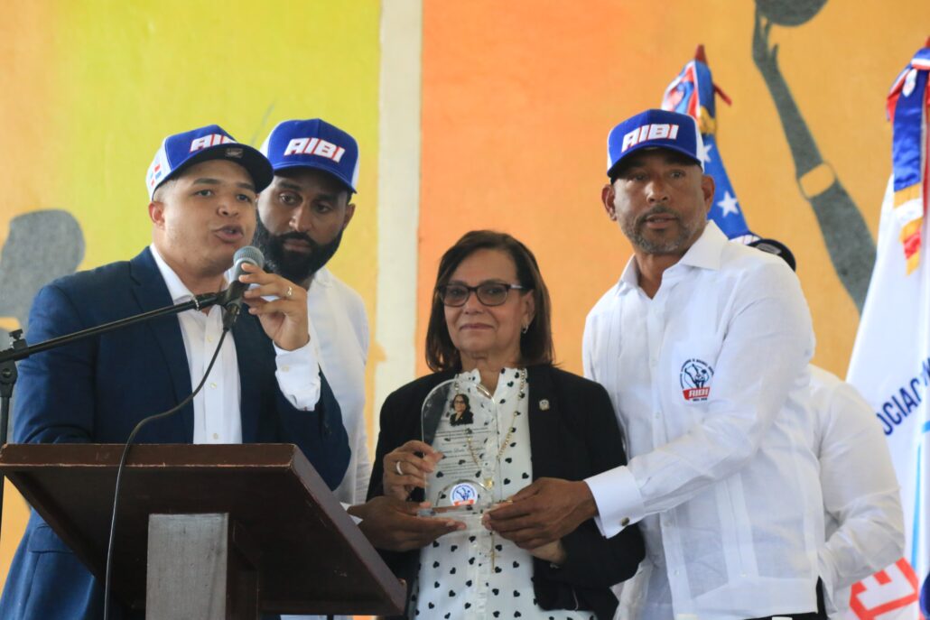AIBI presenta proyectos a autoridades y entrenadores de Peravia