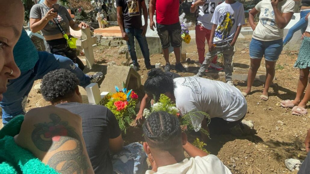Con música y alcohol sepultan restos de mujer asesinada a tiros por expareja en Santiago
