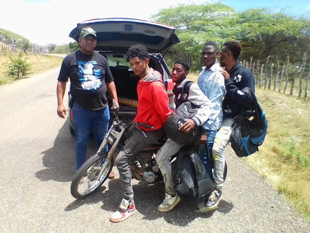 Arrestan motociclista por tercera vez transportando haitianos indocumentados en Montecristi