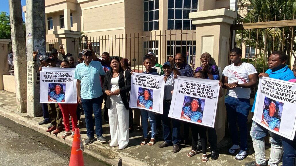 Familiares de Frank Reynaldo Hernández claman justicia en Monte Plata